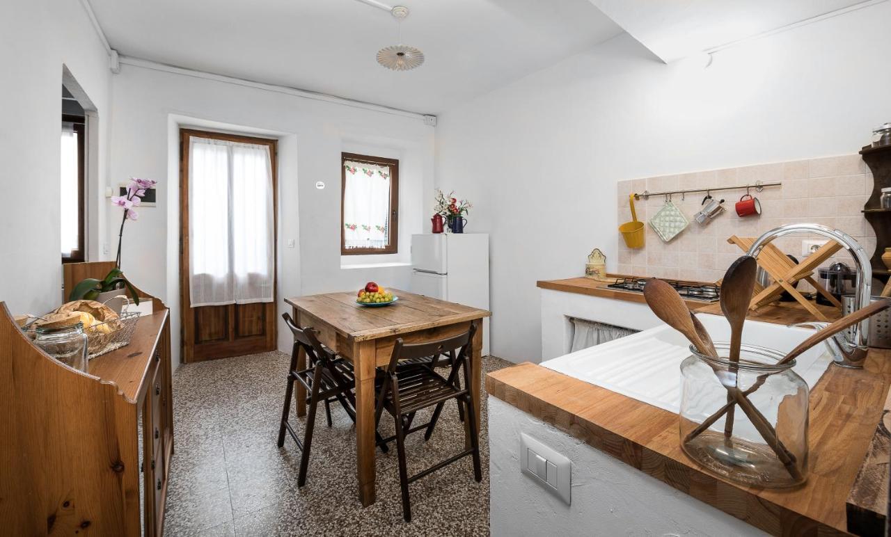 Al Vicolo Del Gallo Appartamento Varallo Kültér fotó